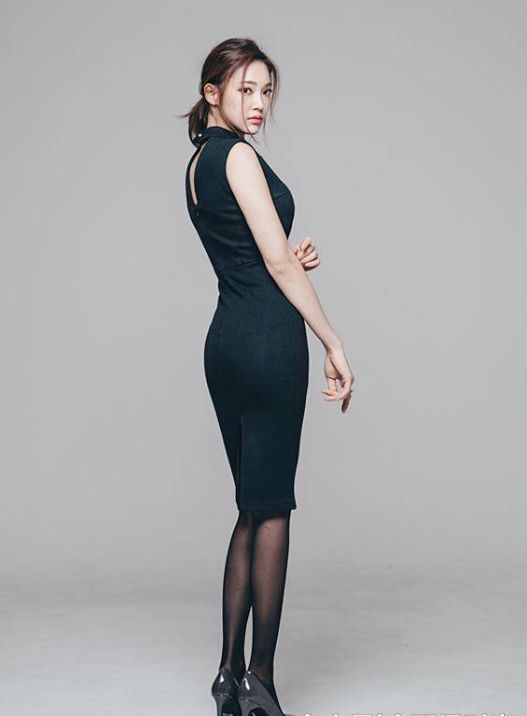 黑丝美女火车_火车上的黑丝美腿_艹黑丝美女