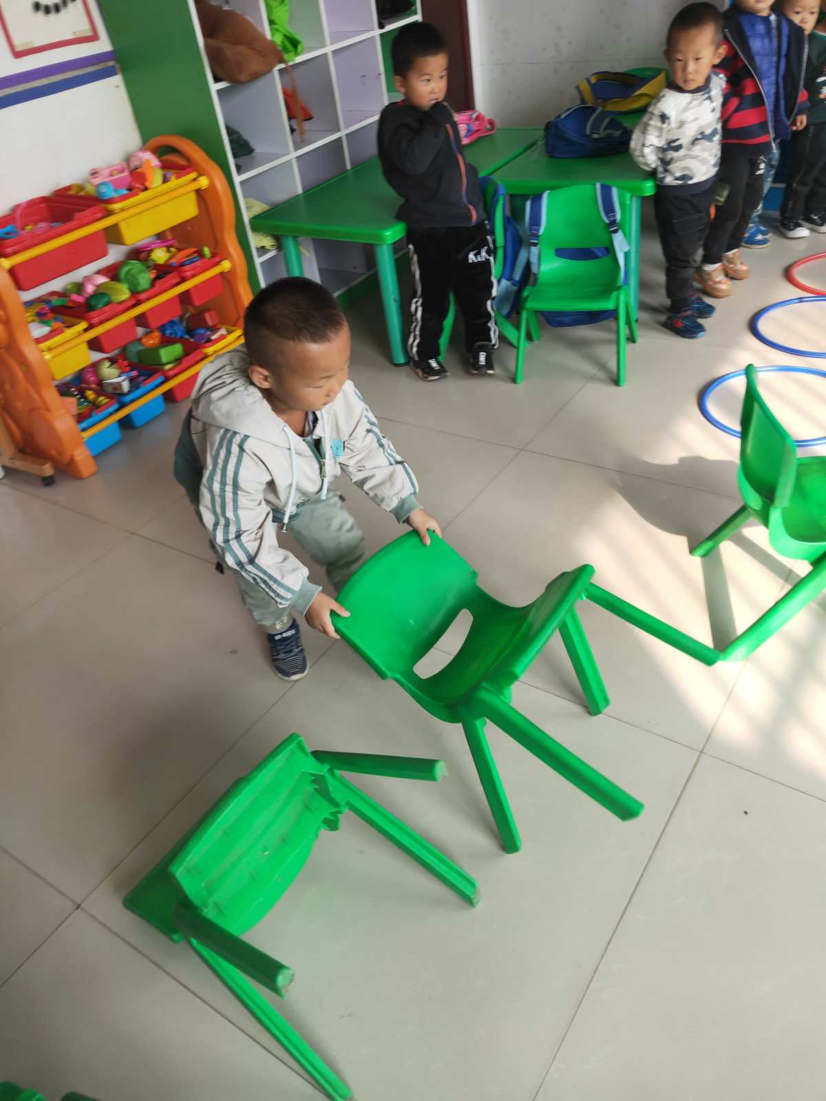 小游戏抢椅子规则怎么写_诈欺游戏抢椅子游戏规则_游戏抢椅子规则简单