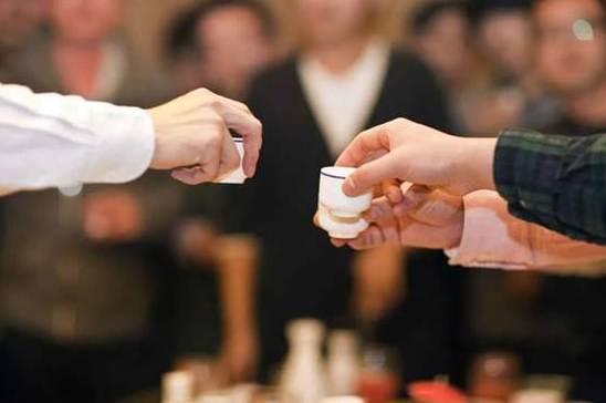 日语敬酒词酒桌上怎么说_日语敬酒说什么_酒桌上的敬酒词 日语