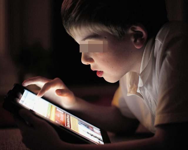 孩子玩手机游戏的危害_小孩子一放学就玩手机游戏_孩子耍手机游戏