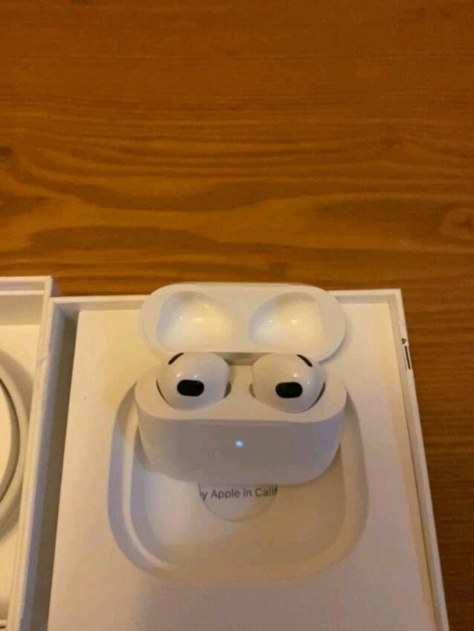 airpods二代外面有灯吗_airpods带灯和不带灯的_灯在外面的airpods