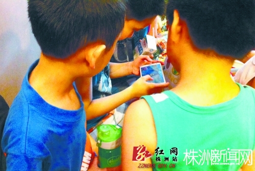 小孩拿着手机就玩游戏好吗_小孩拿手机玩游戏怎么办_小孩拿玩手机好游戏有哪些