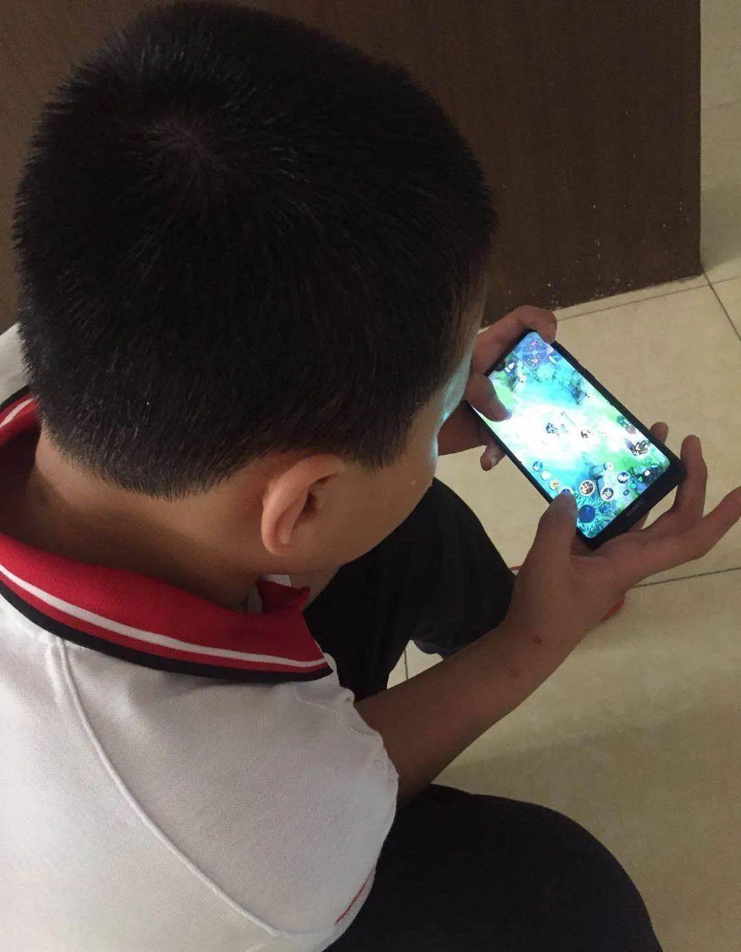 小学生玩手机游戏的危害视频_砸小学玩生手机游戏犯法吗_小学生玩游戏把手机砸了
