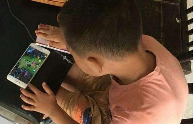 流行小孩玩手机游戏有哪些_小孩流行玩手机游戏吗_流行小孩玩手机游戏视频