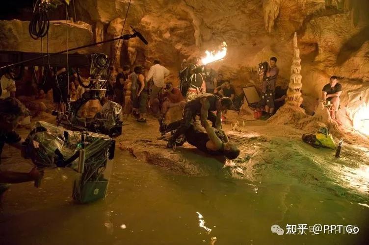 一群人玩手机_一群人玩游戏的电影_一群人在玩手机游戏的电影