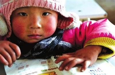 农村儿童玩手机_小时候玩手机游戏_以前农村小孩用手机玩游戏