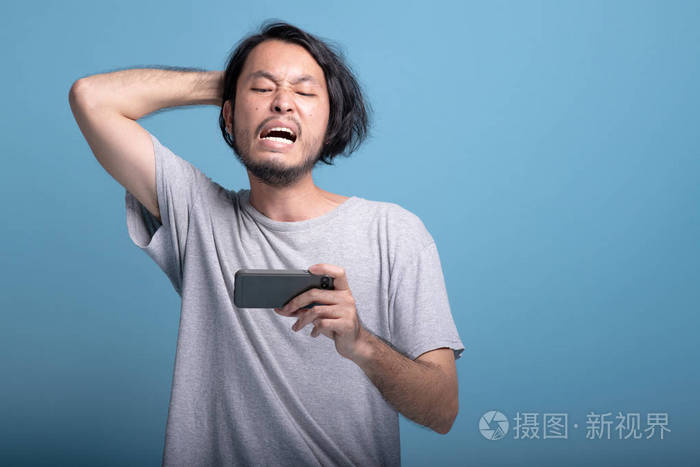 外国孩子抢妈妈手机游戏_外国孩子抢妈妈手机游戏_外国孩子抢妈妈手机游戏