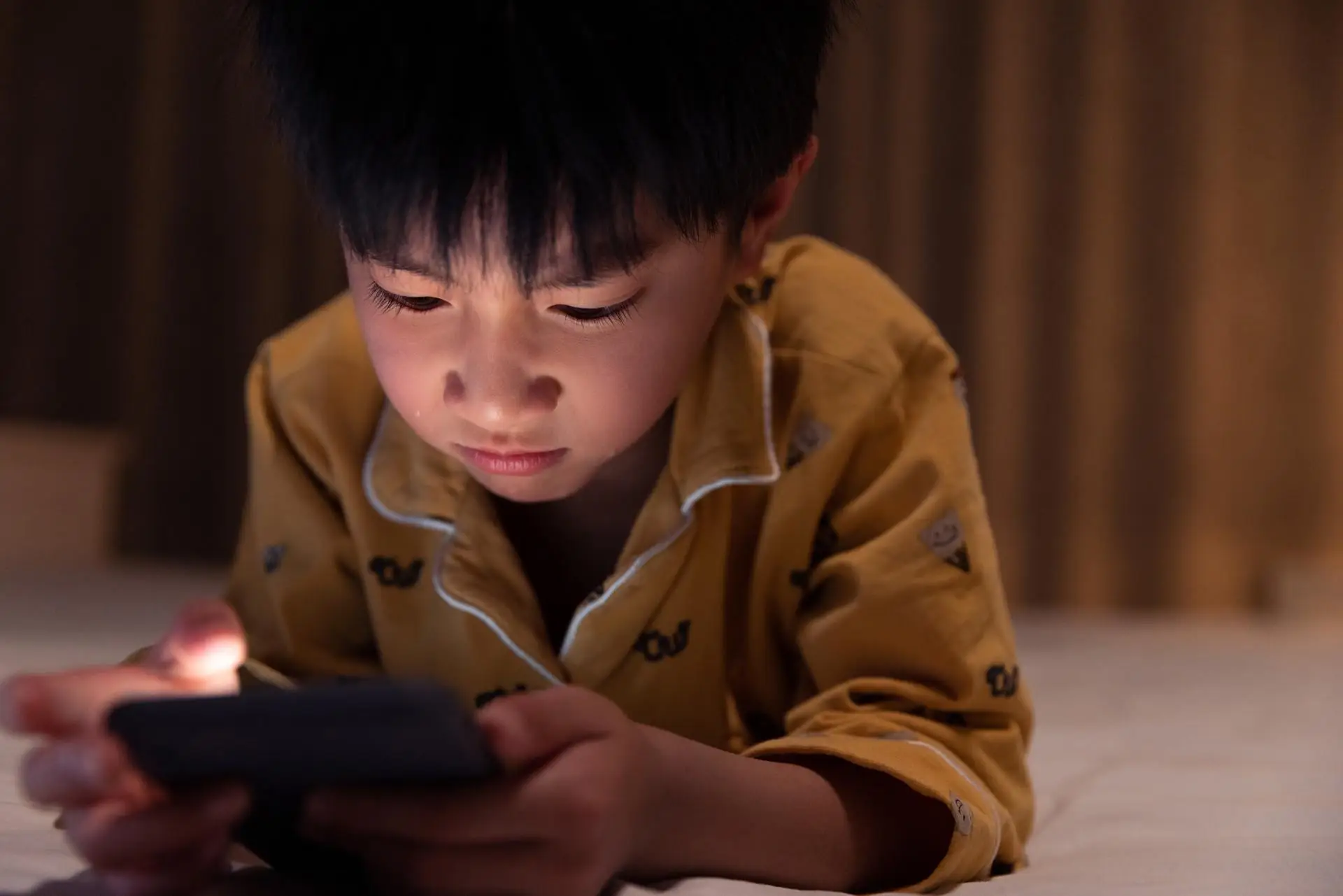 学生玩网络游戏的坏处_学生手机玩网络游戏_学生玩手机游戏的利弊