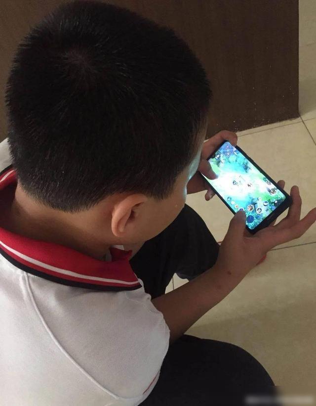 小孩子玩手机游戏的坏处_小孩子能玩手机游戏吗_孩子用手机玩游戏