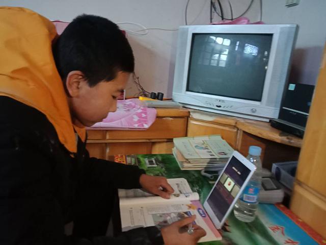 中学生手机游戏成瘾_学生玩手机游戏的危害_学生玩手机游戏成瘾